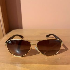 Ray-Ban Aviator sunglasses with gold frame and case